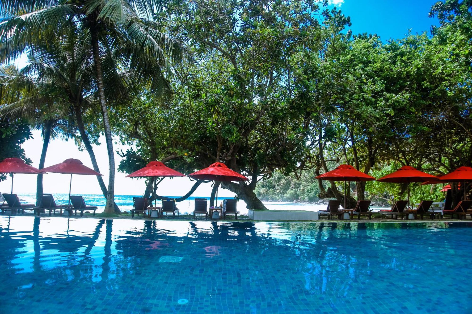 Hotel Surf Sea Breeze à Mirissa Extérieur photo