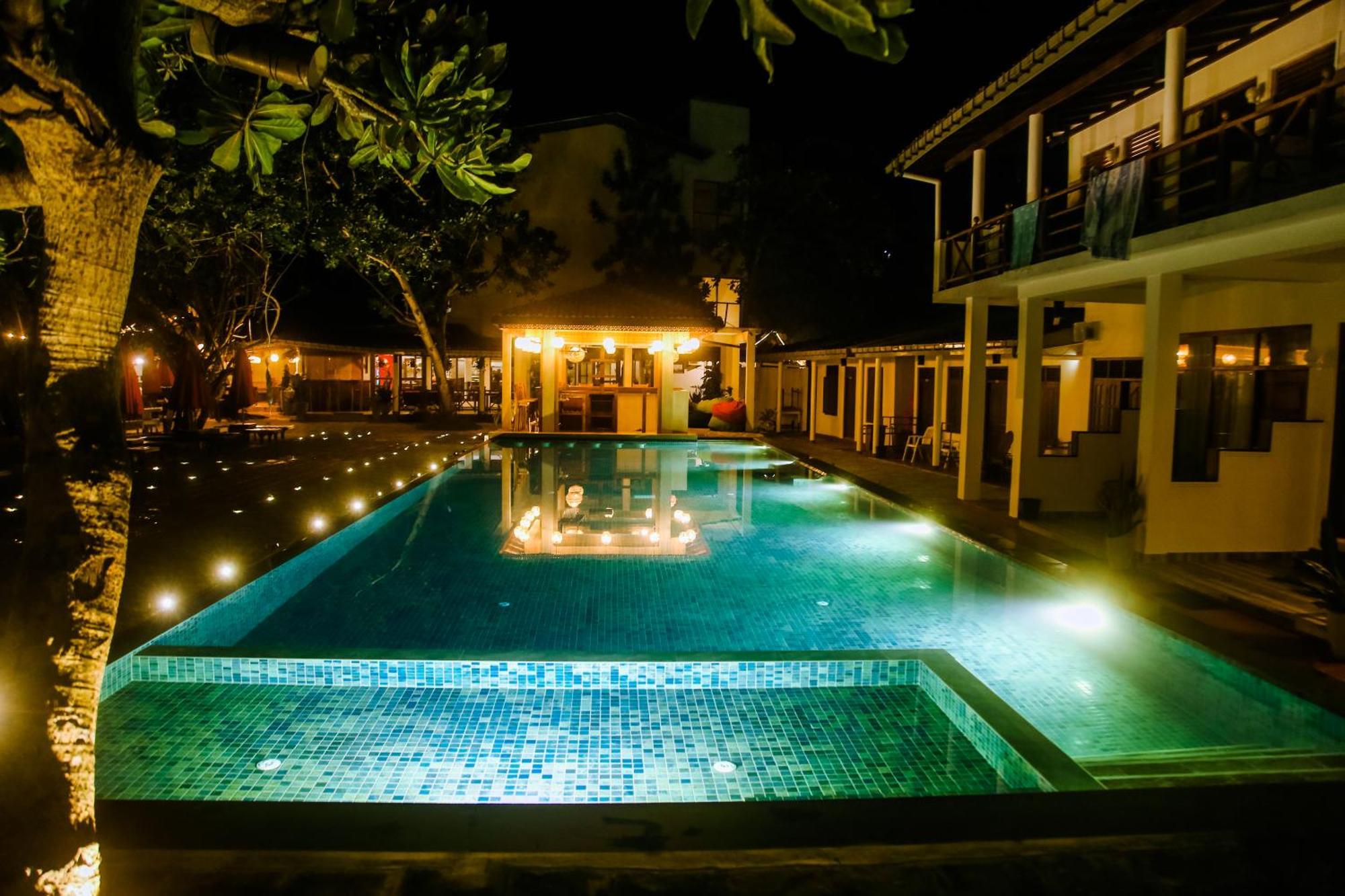 Hotel Surf Sea Breeze à Mirissa Extérieur photo