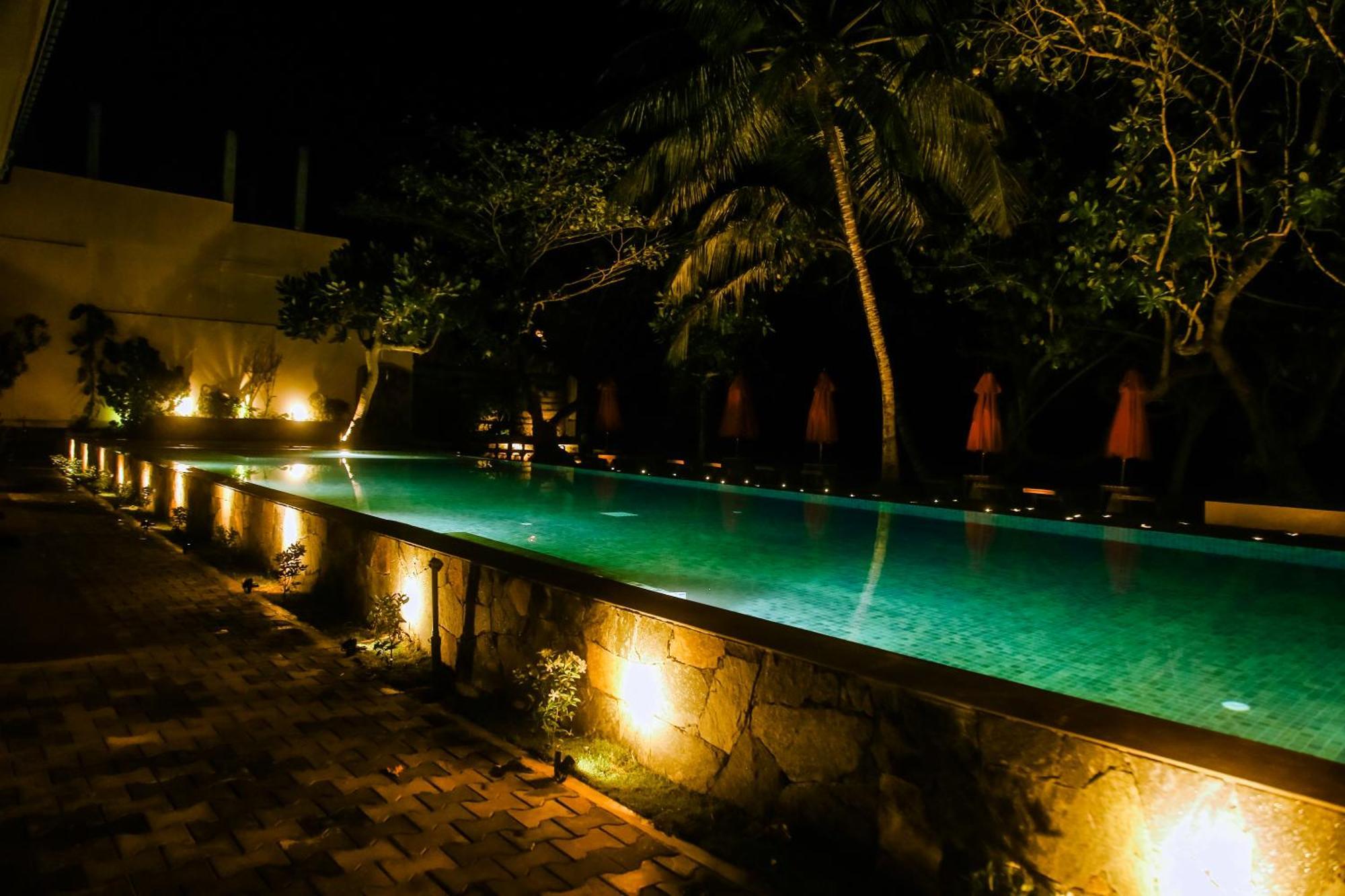 Hotel Surf Sea Breeze à Mirissa Extérieur photo