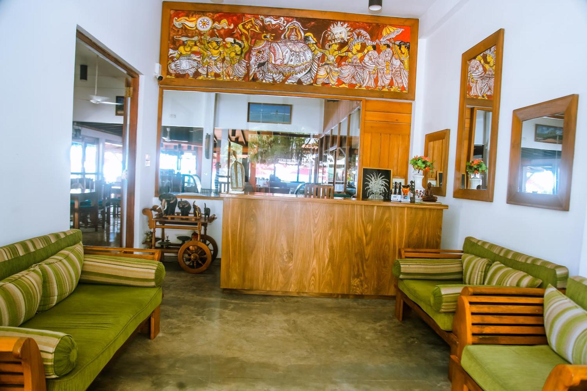 Hotel Surf Sea Breeze à Mirissa Extérieur photo