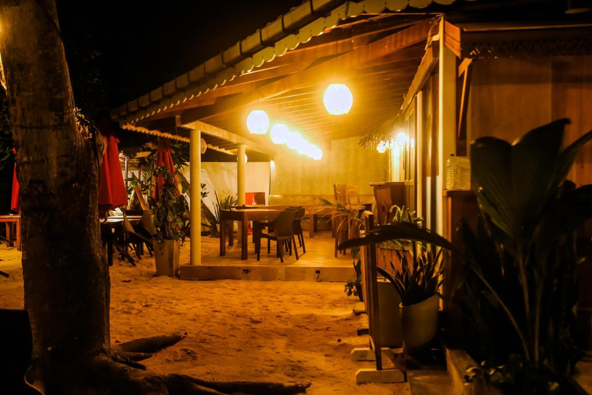 Hotel Surf Sea Breeze à Mirissa Extérieur photo
