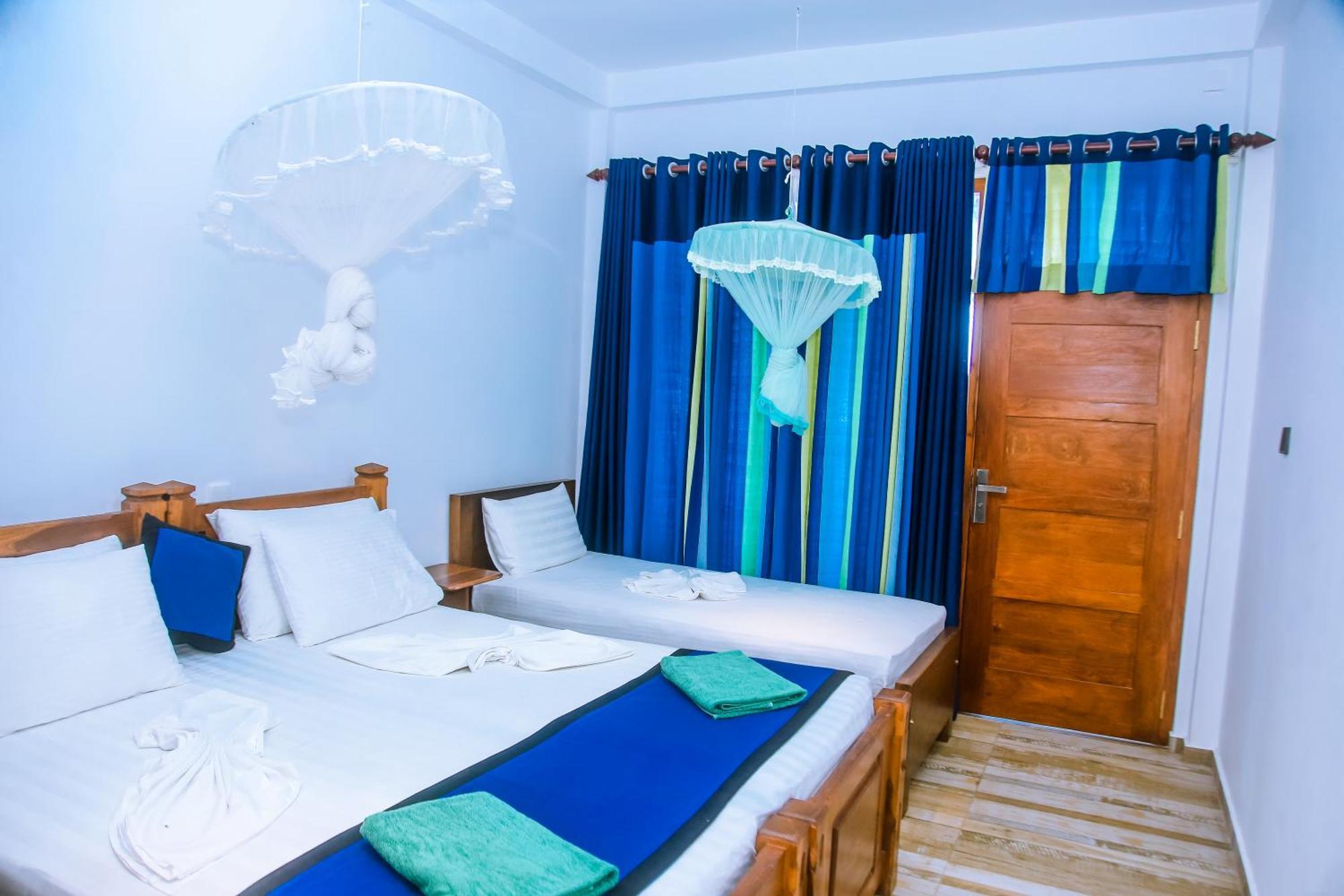 Hotel Surf Sea Breeze à Mirissa Extérieur photo