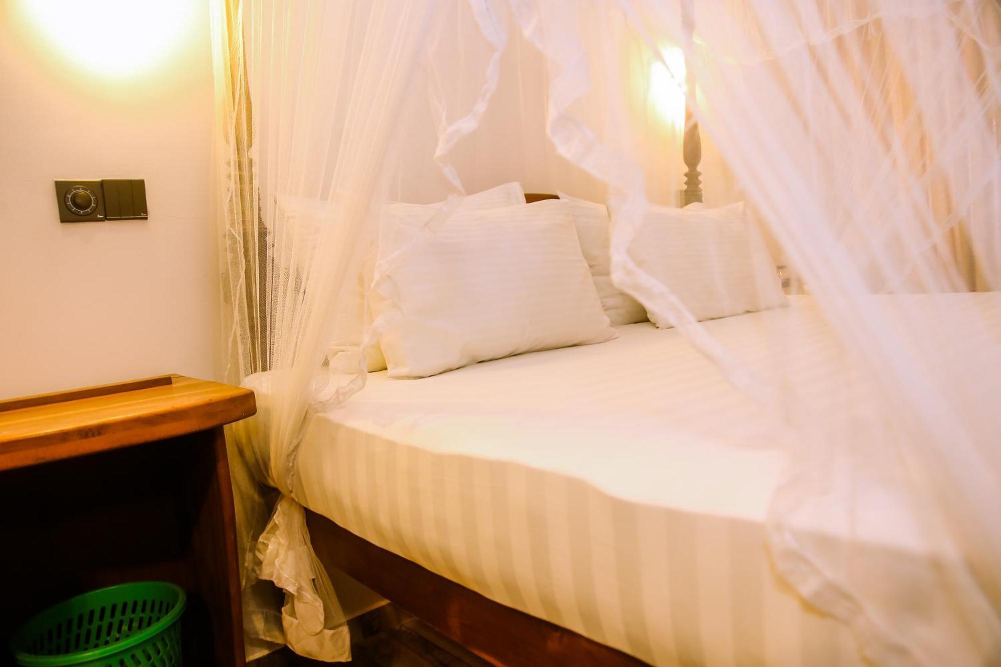 Hotel Surf Sea Breeze à Mirissa Extérieur photo
