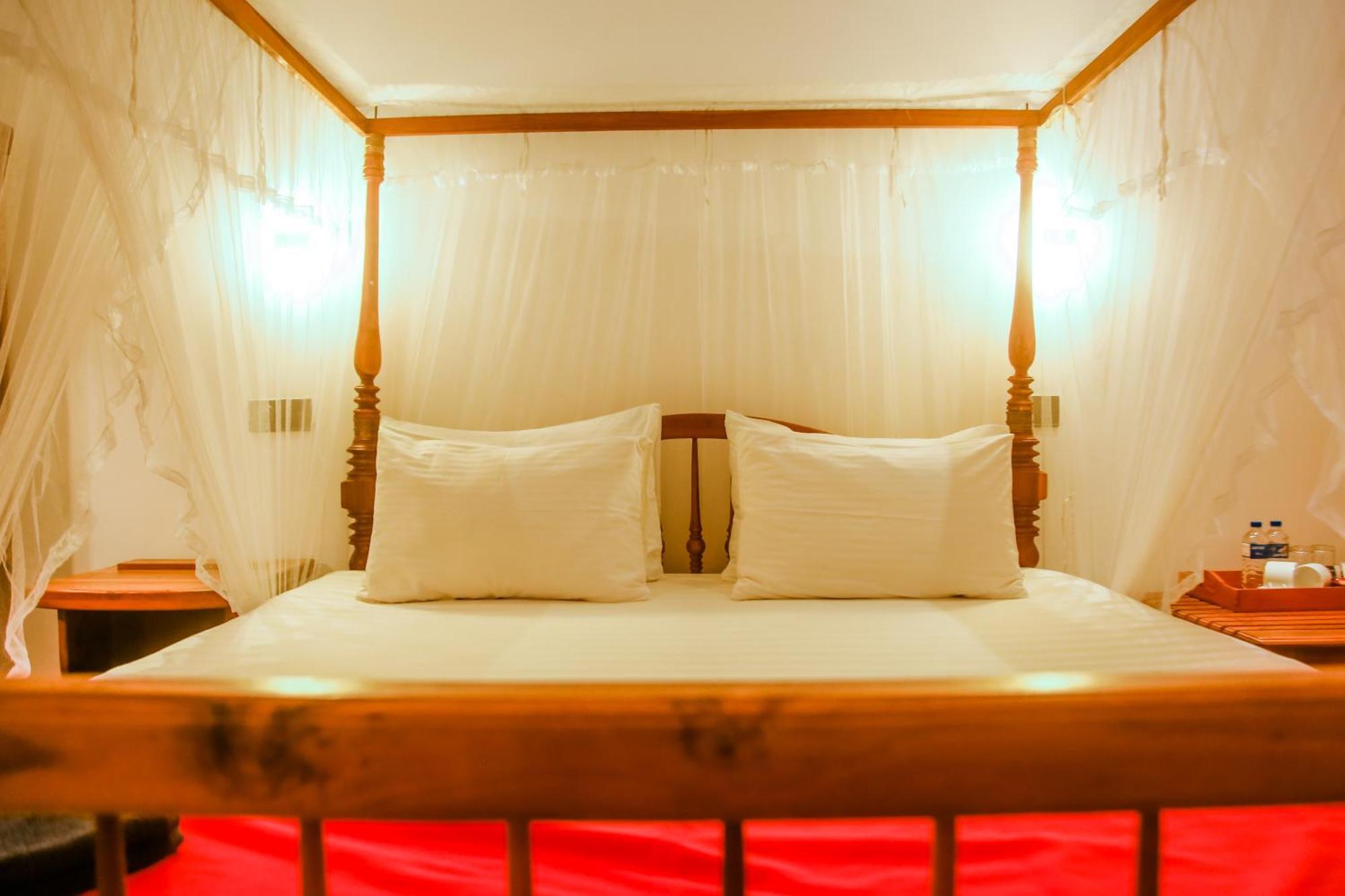 Hotel Surf Sea Breeze à Mirissa Extérieur photo