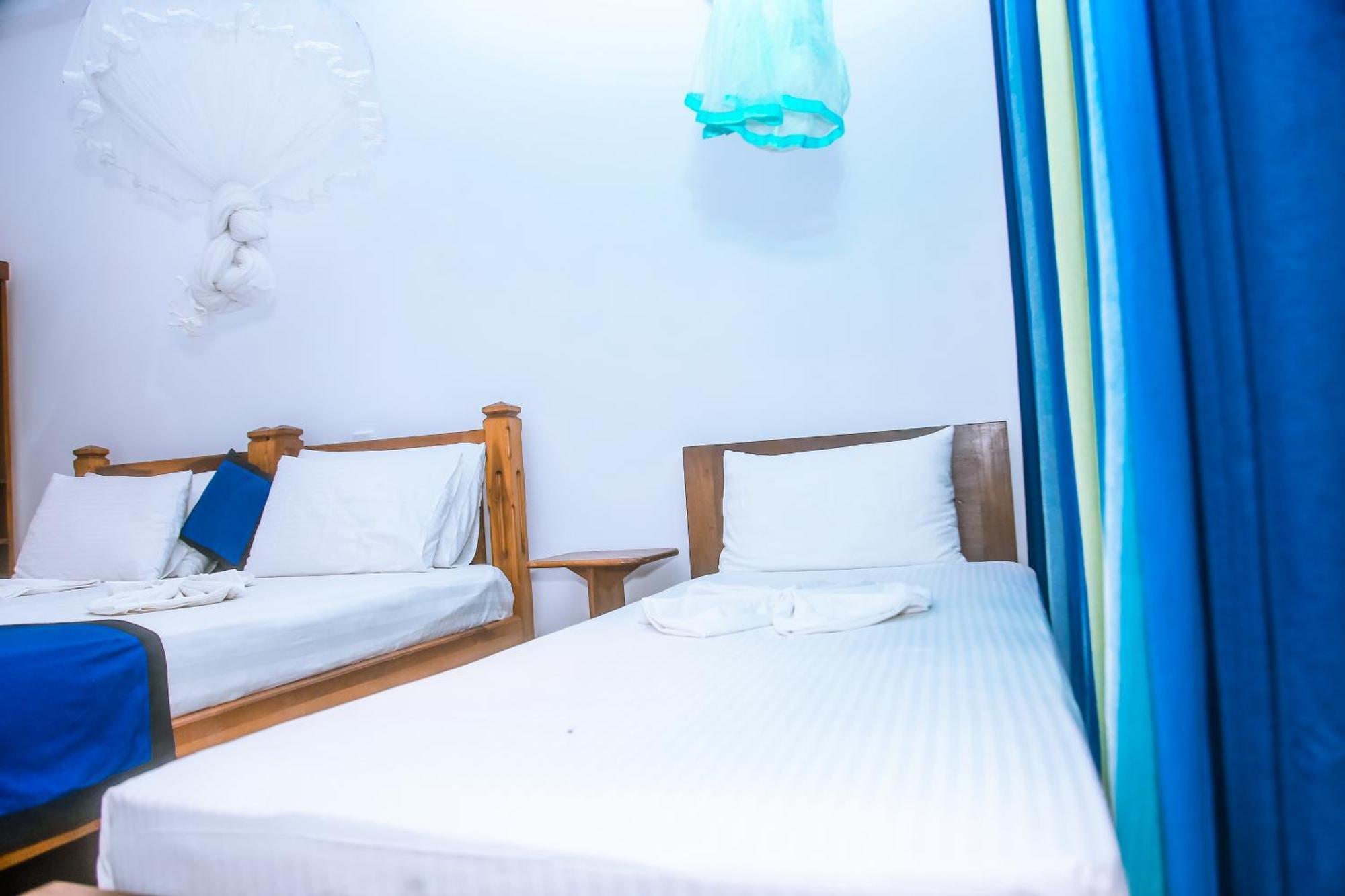 Hotel Surf Sea Breeze à Mirissa Extérieur photo