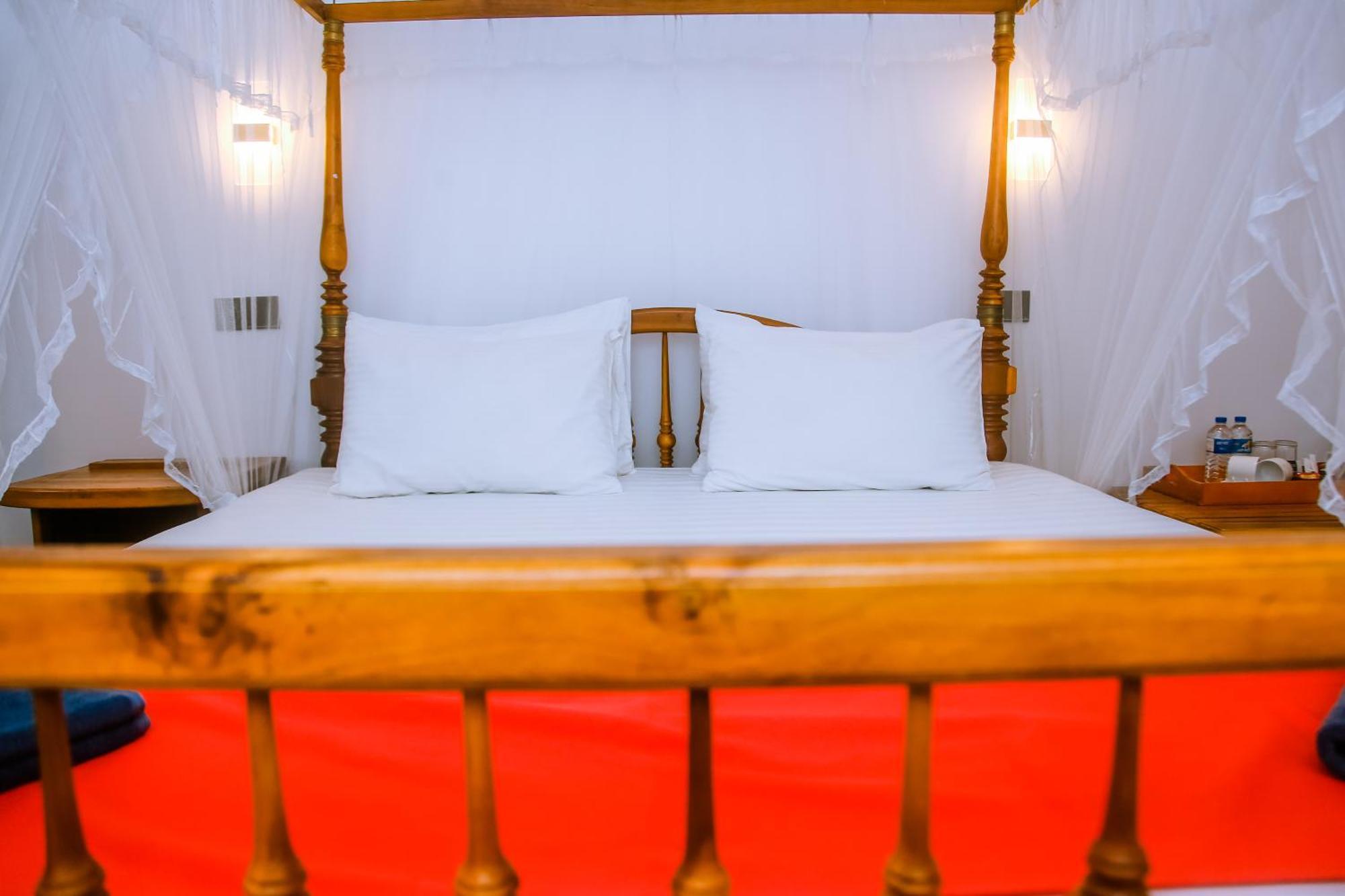 Hotel Surf Sea Breeze à Mirissa Extérieur photo