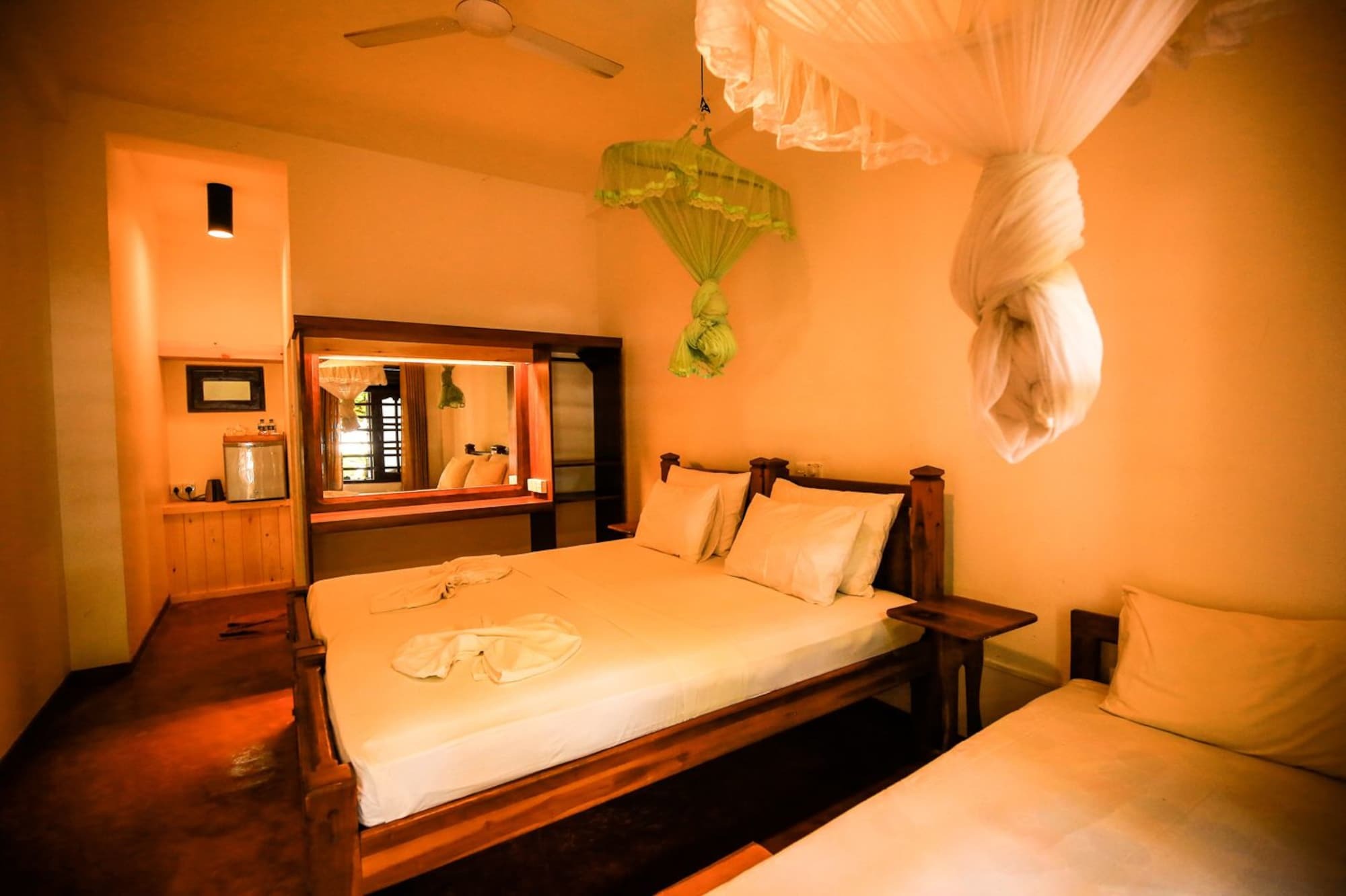 Hotel Surf Sea Breeze à Mirissa Extérieur photo