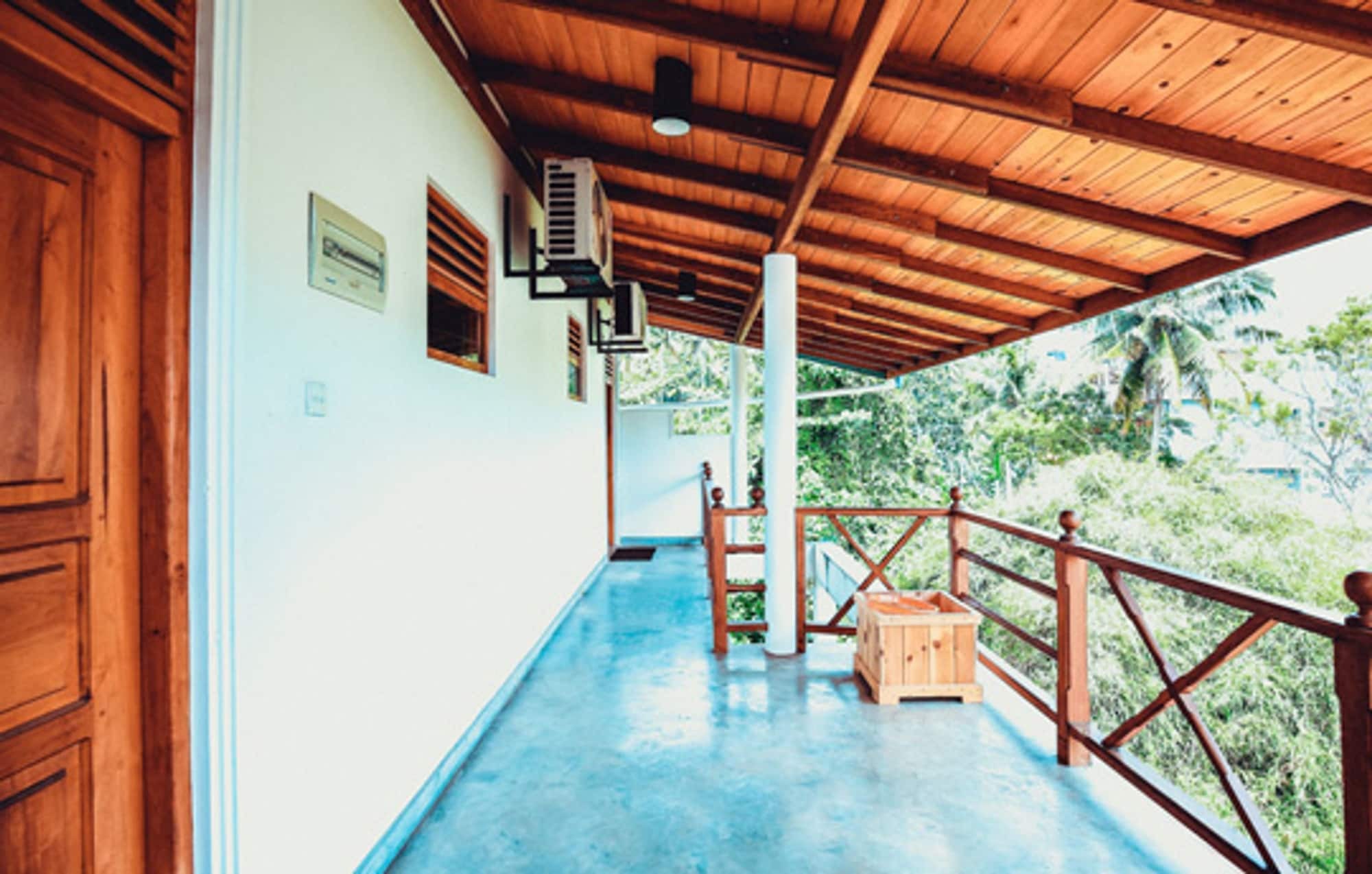 Hotel Surf Sea Breeze à Mirissa Extérieur photo