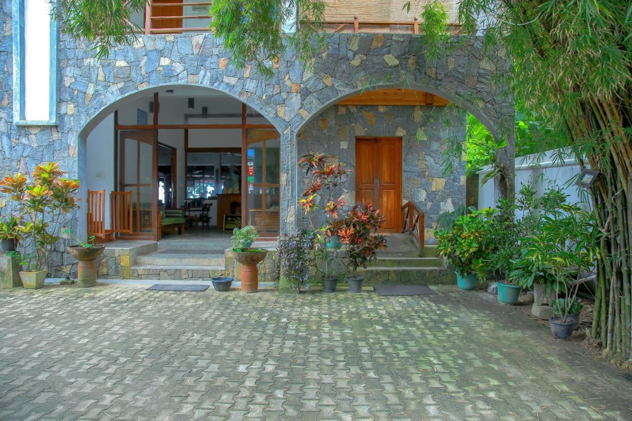 Hotel Surf Sea Breeze à Mirissa Extérieur photo